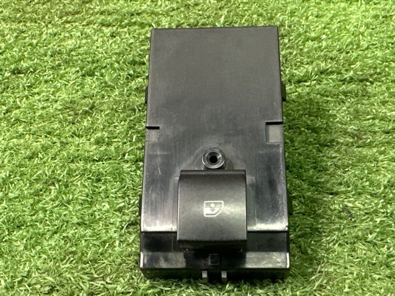 Кнопка стеклоподъемника Opel Astra J