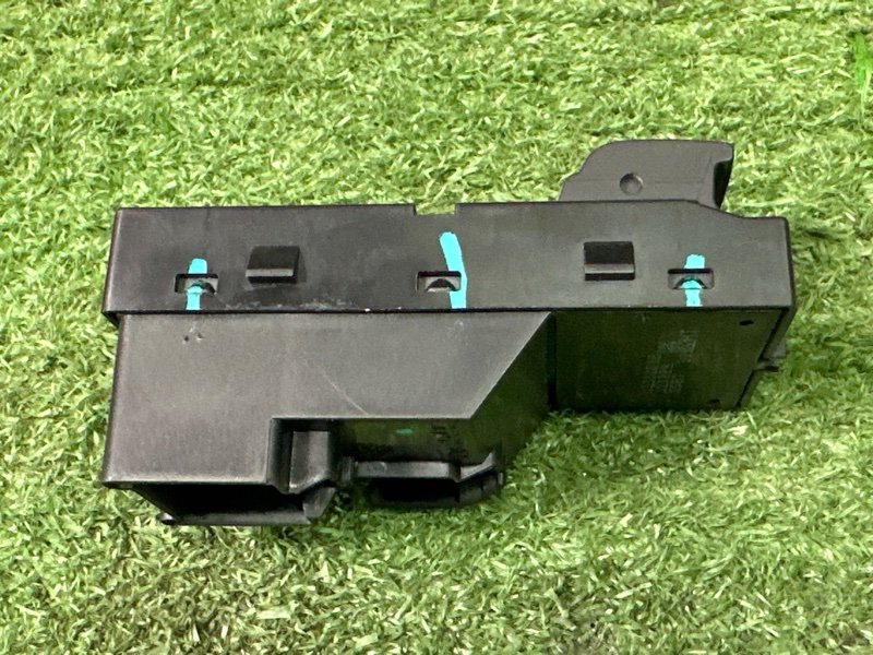 Кнопка стеклоподъемника Opel Astra J