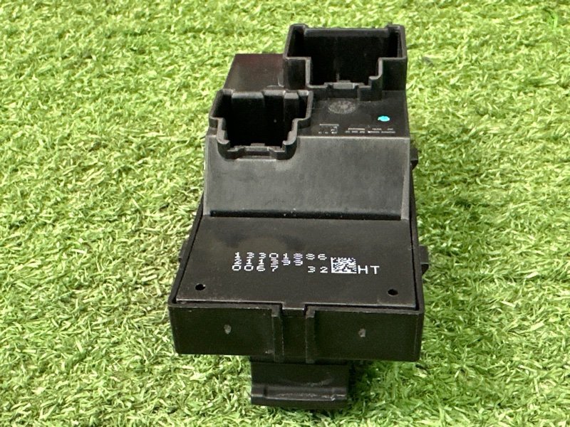 Кнопка стеклоподъемника Opel Astra J