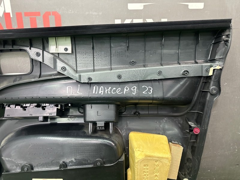 Обшивка двери Mitsubishi Lancer 9