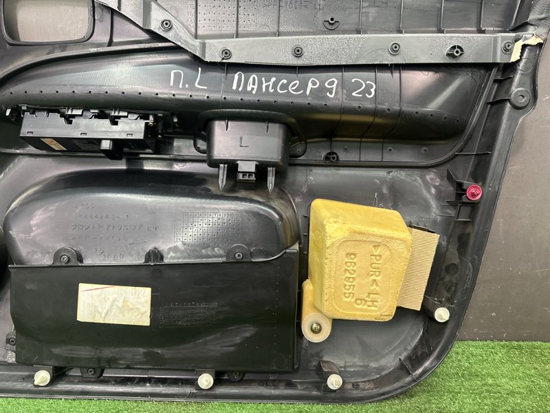 Обшивка двери Mitsubishi Lancer 9