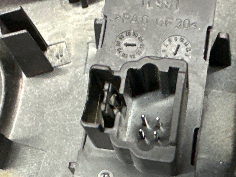 Обшивка двери Peugeot 407