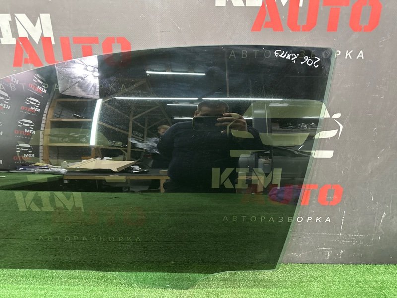 Стекло двери Peugeot 206 3E