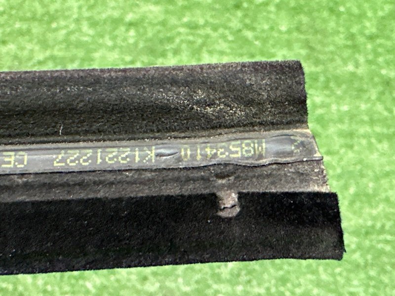 Уплотнитель стекла наружный (Бархотка) Peugeot 206 3E