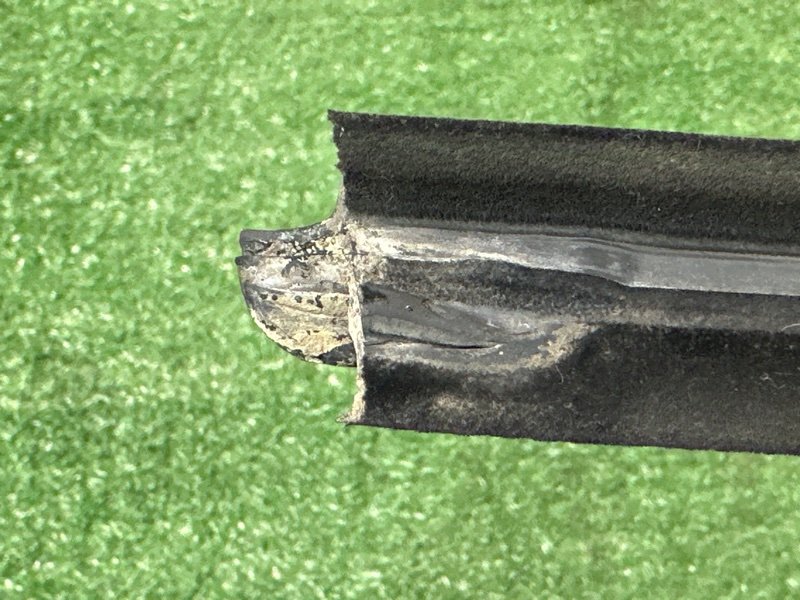 Уплотнитель стекла наружный (Бархотка) Peugeot 206 3E