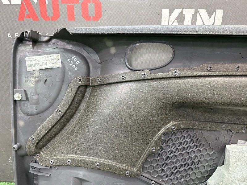 Обшивка двери Peugeot 206