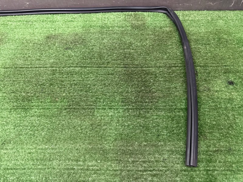 Уплотнитель стекла направляющий Mazda 6 GH