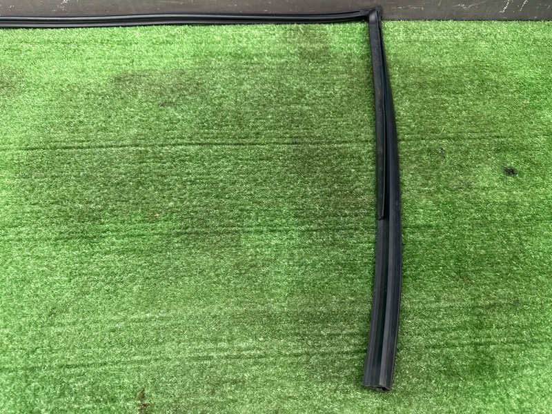 Уплотнитель стекла направляющий Mazda 6 GH