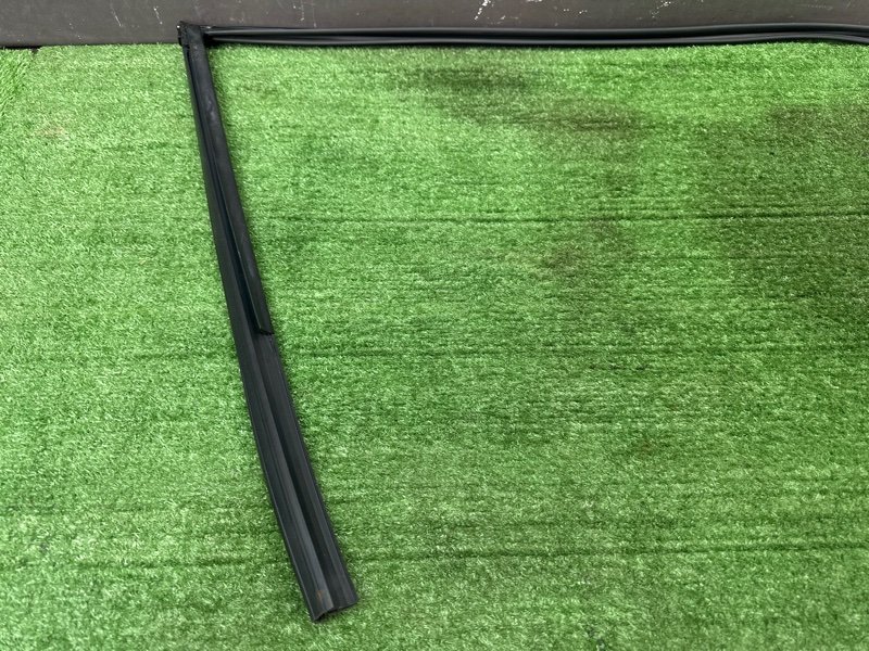 Уплотнитель стекла направляющий Mazda 6 GH