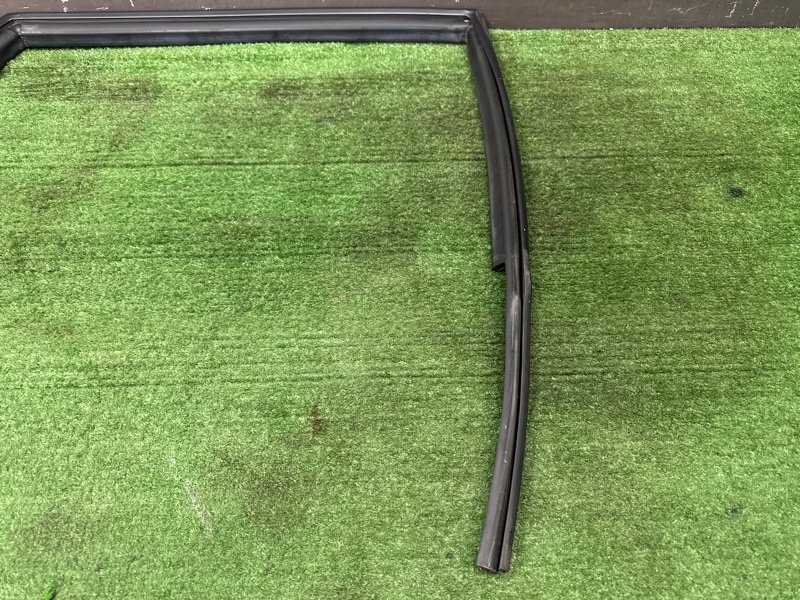 Уплотнитель стекла двери Chevrolet Captiva C100