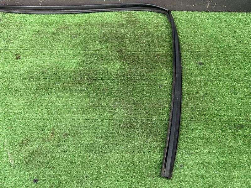 Уплотнитель стекла направляющий Nissan Murano 2008 Z51