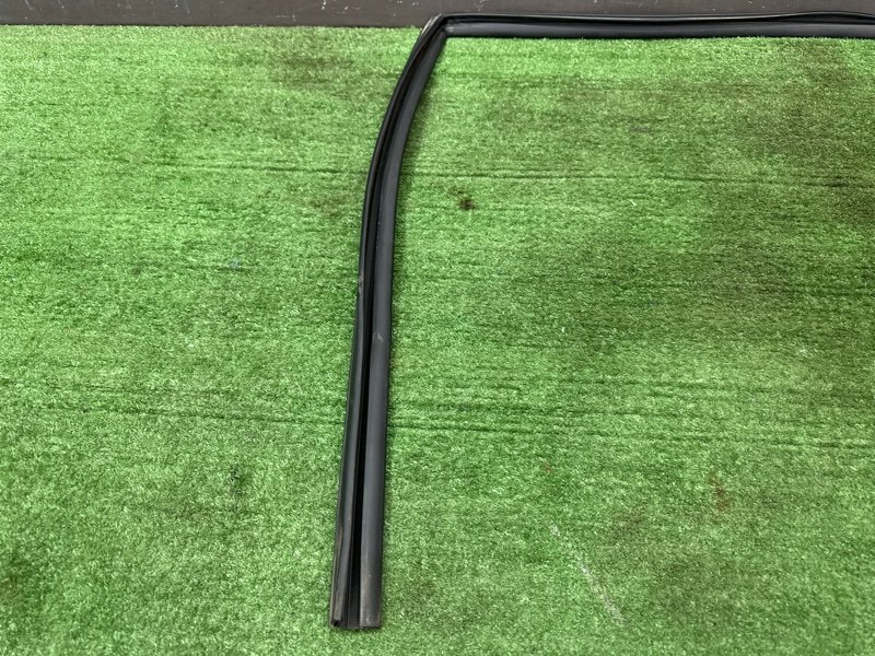 Уплотнитель стекла направляющий Nissan Murano 2008 Z51