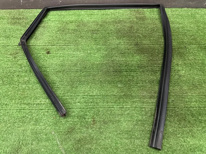 Уплотнитель стекла направляющий Nissan Murano 2008 Z51