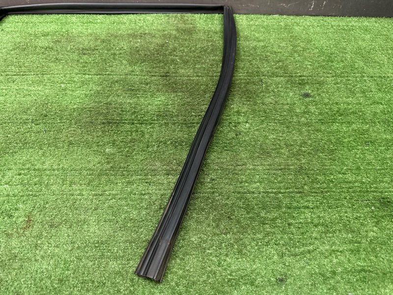 Уплотнитель стекла направляющий Nissan Murano 2008 Z51