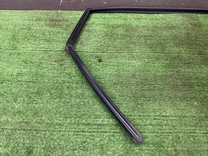 Уплотнитель стекла направляющий Nissan Murano 2008 Z51