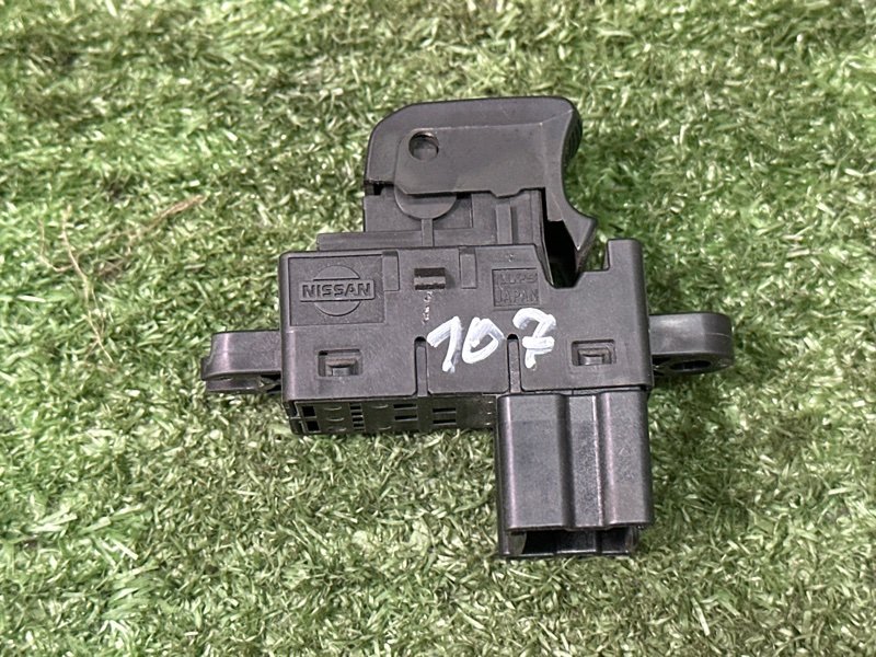 Кнопка стеклоподъемника Nissan Murano 2008 Z51