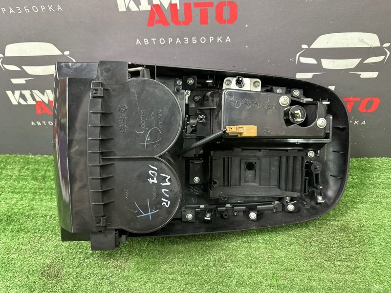 Накладка центральной консоли с подстаканниками Nissan Murano 2008 Z51