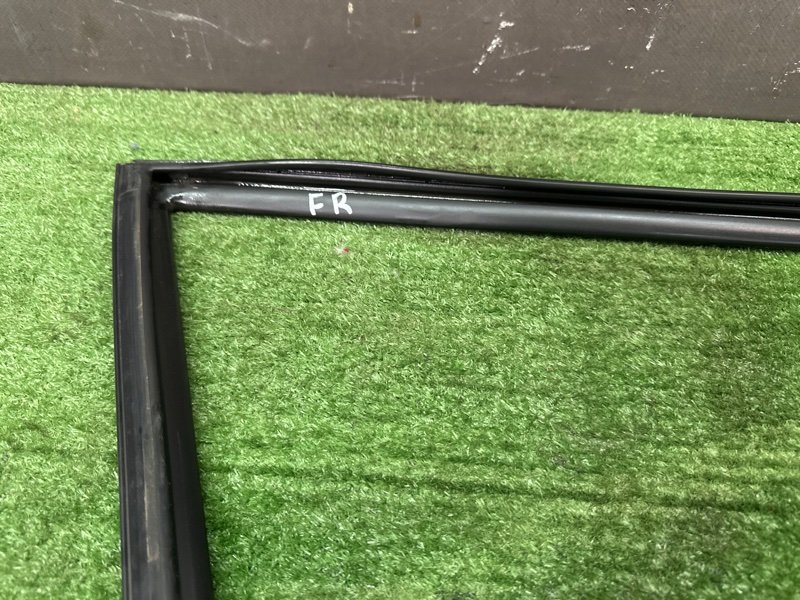 Уплотнитель стекла направляющий Nissan Murano 2008 Z51