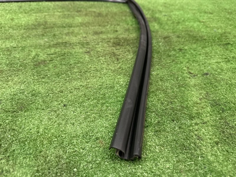 Уплотнитель стекла направляющий Nissan Murano 2008 Z51