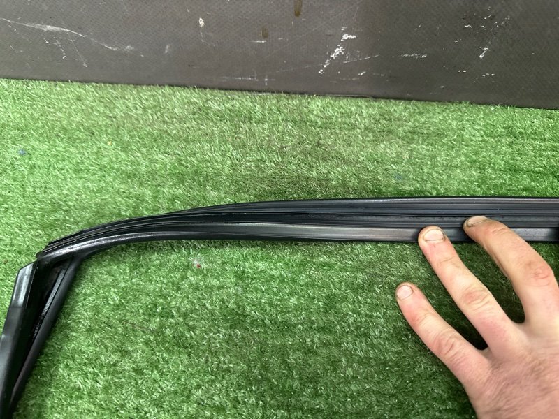 Уплотнитель стекла направляющий Nissan Murano 2008 Z51