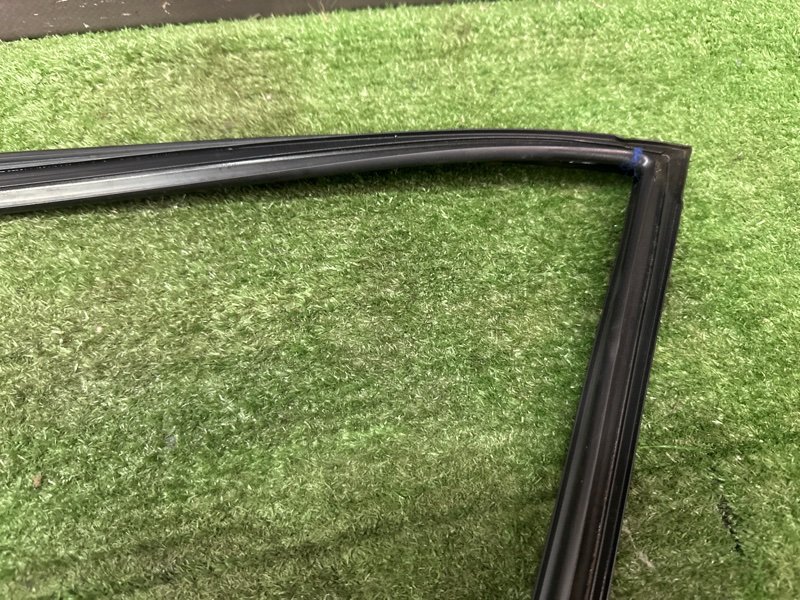 Уплотнитель стекла направляющий Nissan Murano 2008 Z51