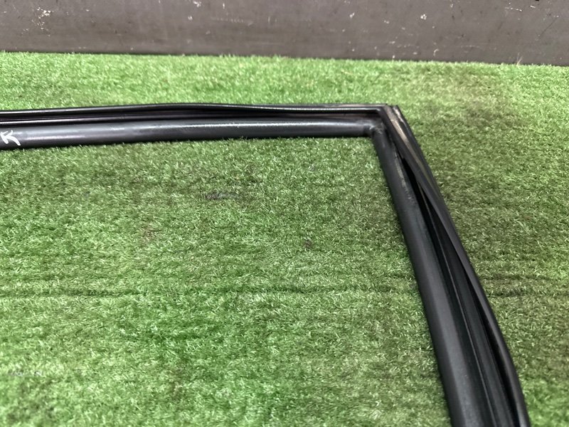 Уплотнитель стекла направляющий Nissan Murano 2008 Z51