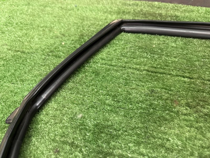 Уплотнитель стекла направляющий Nissan Murano 2008 Z51