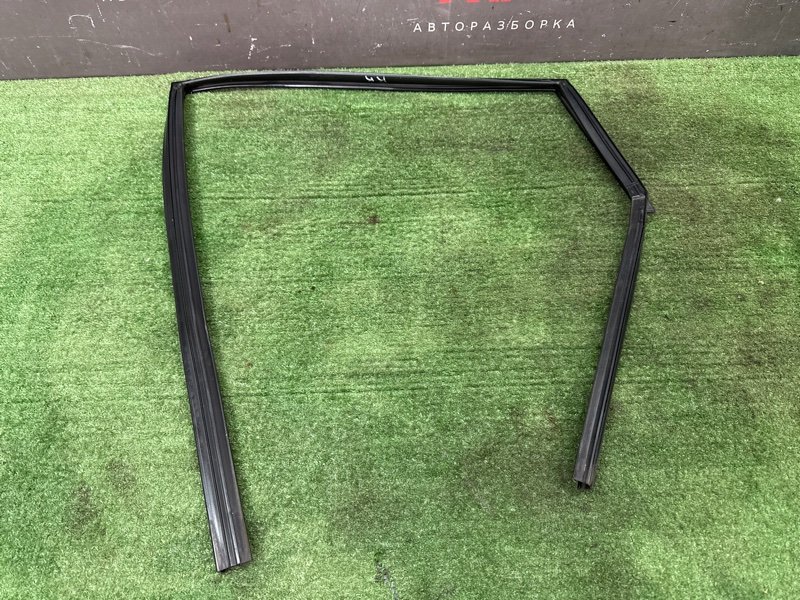Уплотнитель стекла направляющий Nissan Murano 2008 Z51