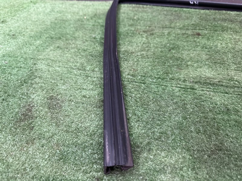 Уплотнитель стекла направляющий Nissan Murano 2008 Z51