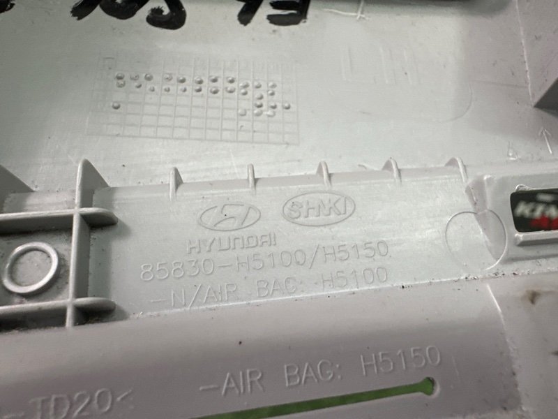 Накладка центральной стойки верхняя Hyundai Solaris 2 2021 HCR