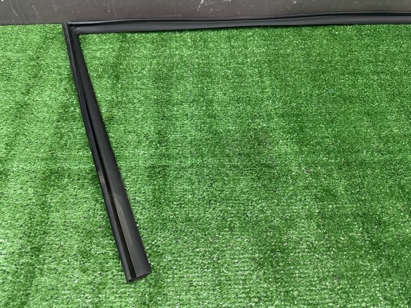 Уплотнитель стекла направляющий Hyundai Solaris 2 2021 HCR