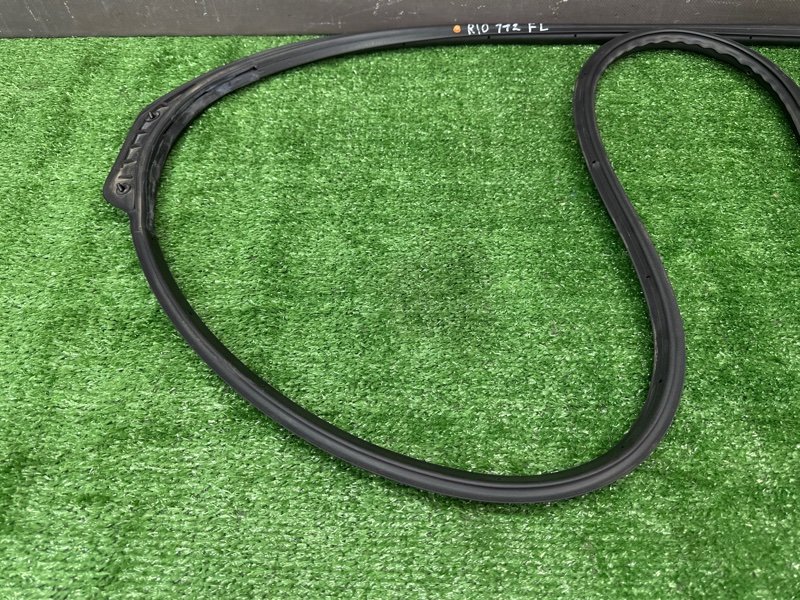 Уплотнитель двери Kia Rio 4 2019 FB