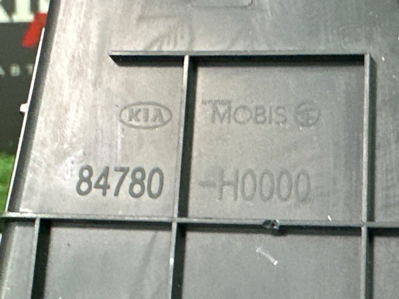 Накладка торпедо боковая Kia Rio 4 2019 FB