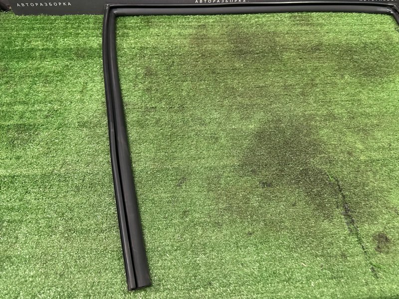 Уплотнитель стекла направляющий Kia Rio 4 2019 FB