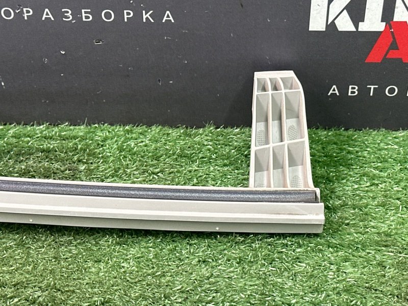 Направляющая стекла двери Kia Rio 4 2019 FB
