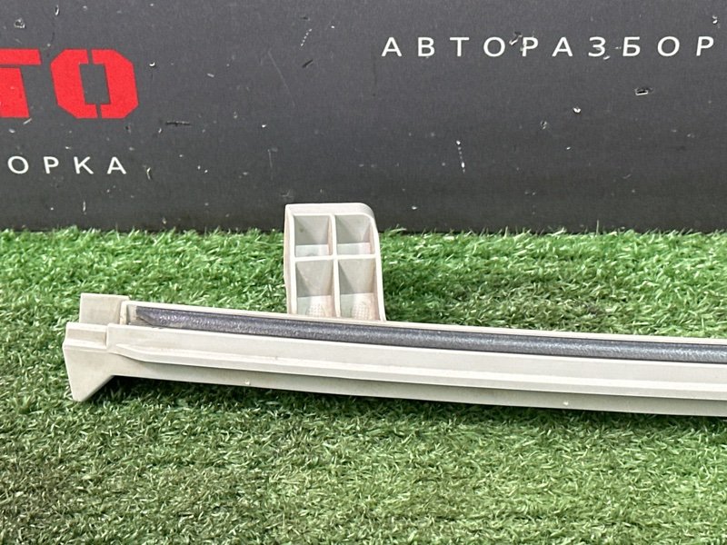 Направляющая стекла двери Kia Rio 4 2019 FB