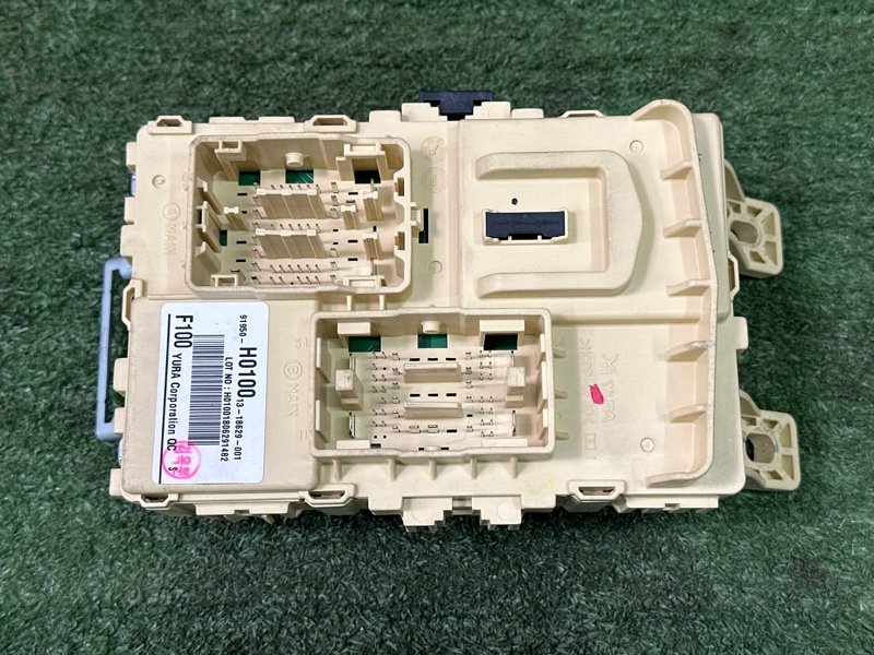 Блок предохранителей салонный Kia Rio 4 2019 FB