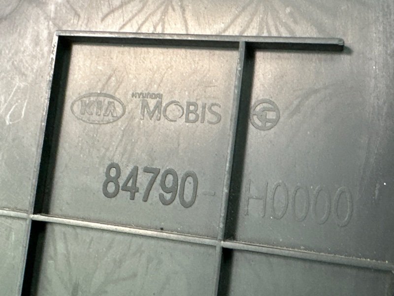 Накладка торпедо боковая Kia Rio 4 2019 FB