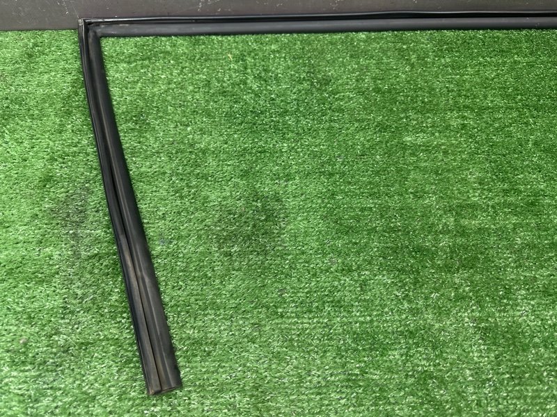 Уплотнитель стекла направляющий Kia Rio 4 2019 FB