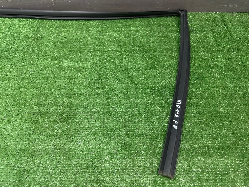 Уплотнитель стекла направляющий Kia Rio 4 2019 FB