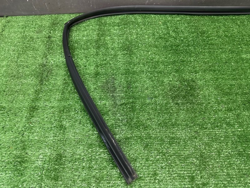 Уплотнитель стекла направляющий Kia Rio 4 2019 FB