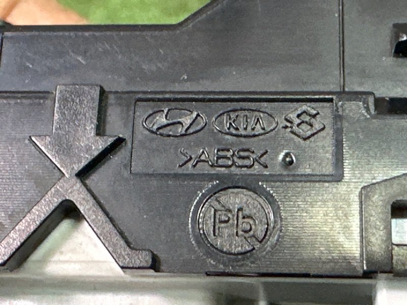 Кнопка стеклоподъемника Kia Rio 4 2019 FB