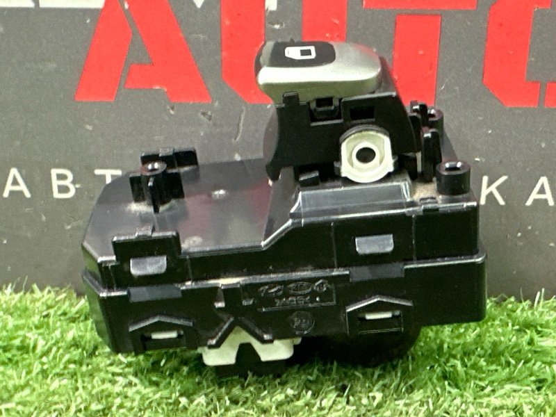 Кнопка стеклоподъемника Kia Rio 4 2019 FB