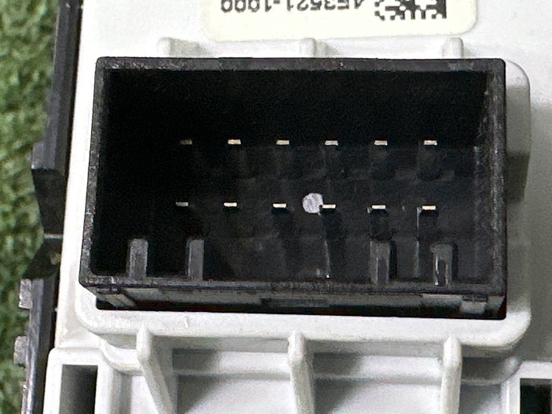 Кнопка стеклоподъемника Kia Rio 4 2019 FB