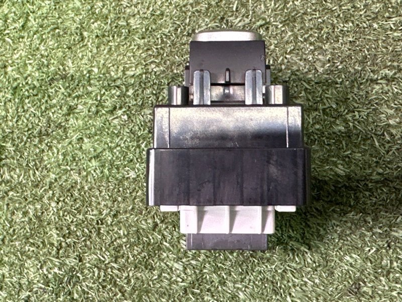 Кнопка стеклоподъемника Kia Rio 4 2019 FB