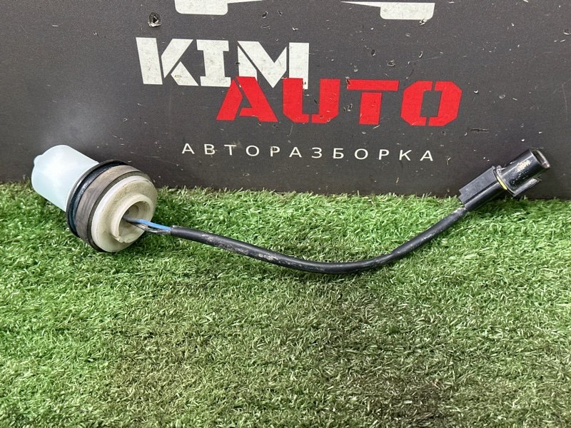 Датчик уровня омывающей жидкости Kia Rio 3 2014 QB
