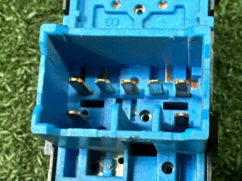 Кнопка стеклоподъемника Kia Rio 3 2014 QB