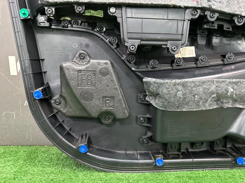 Обшивка двери Kia Rio 4 2018