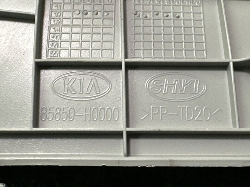 Накладка стойки верхняя Kia Rio 4 2018