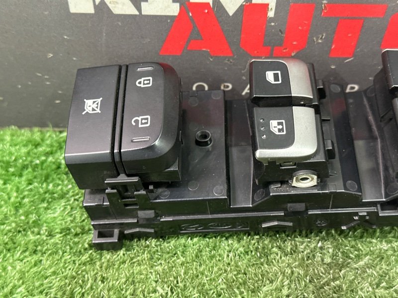 Блок управления стеклоподъемниками Kia Rio 4 2018